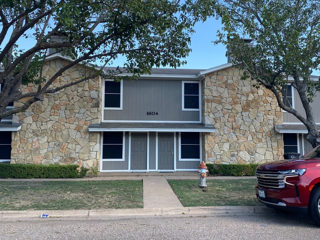 Primary Photo - 1604 C SUN VALLEY DR