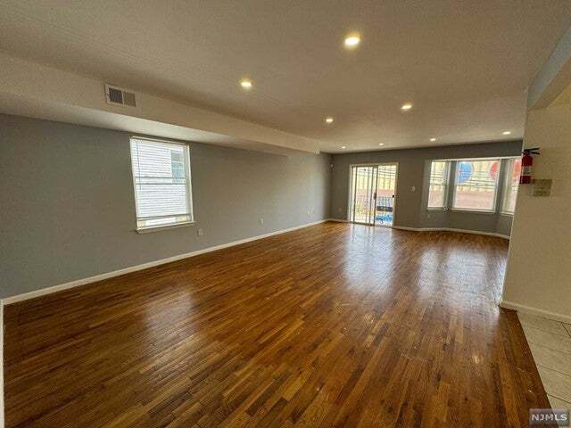 Foto del edificio - 40 11th Ave W