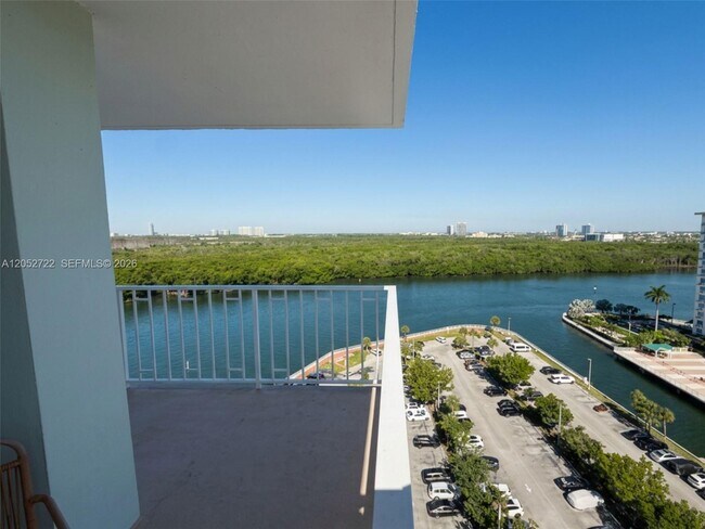 Foto del edificio - 500 Bayview Dr
