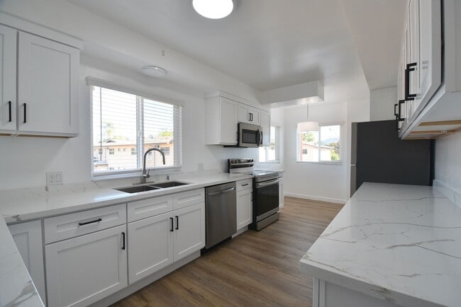 Building Photo - 1212 N Hollywood Way