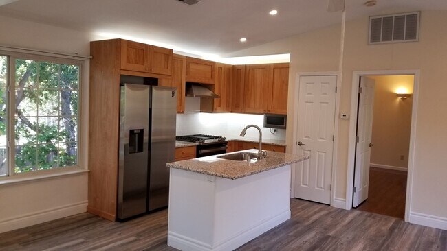 Foto del edificio - 2117 Stewart Ave