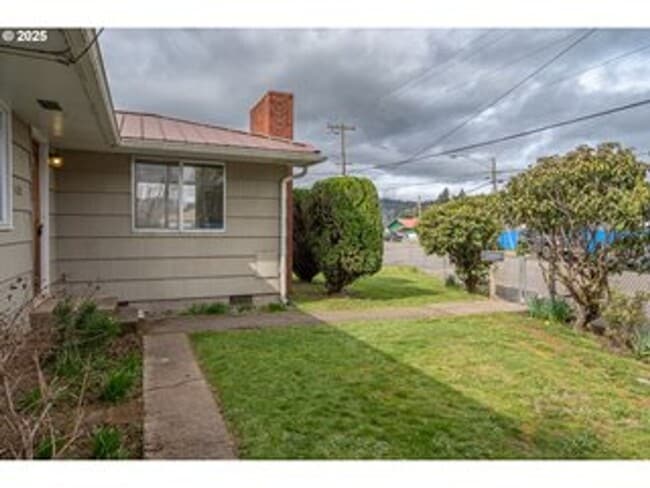 Building Photo - Charming 3 Bdrm, 1 Bath House across the s...