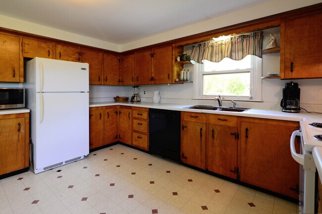 Call Lisa 508-990-6163 - 762 Green End Ave