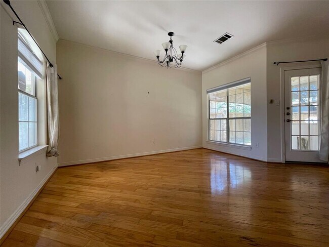 Building Photo - 5506 Courtyard Dr