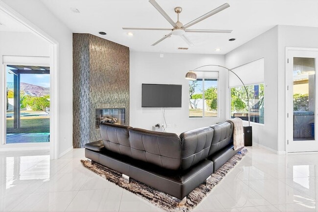 Building Photo - 5 Curie Ct