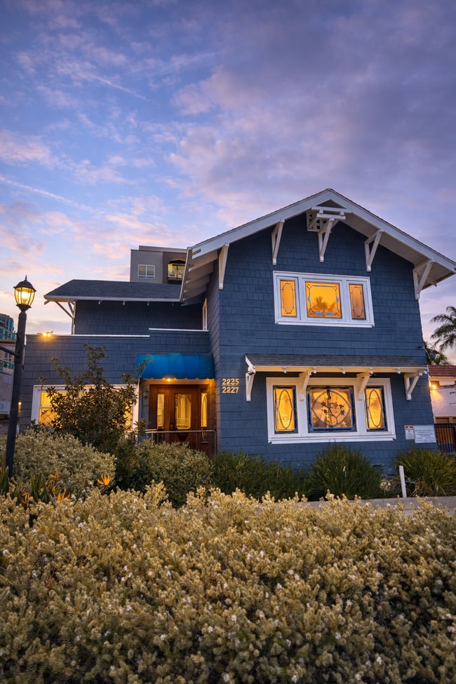 Building Photo - 2427 3rd Ave