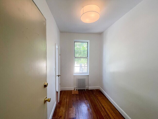 Foto del edificio - 73-02 Forest Ave