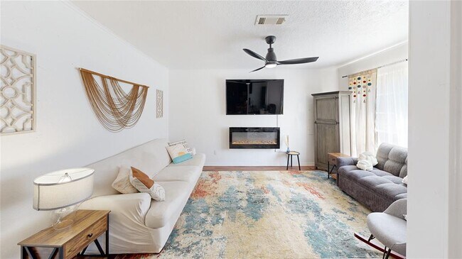 Building Photo - 16542 Redwood Ct
