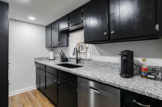 Building Photo - 168 SW Crescent St