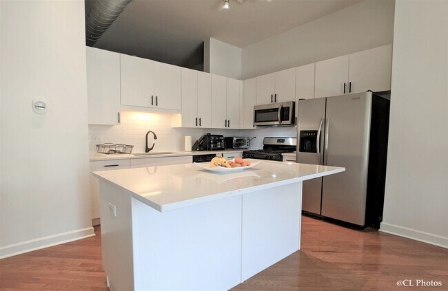 Foto del edificio - 3125 W Fullerton Ave