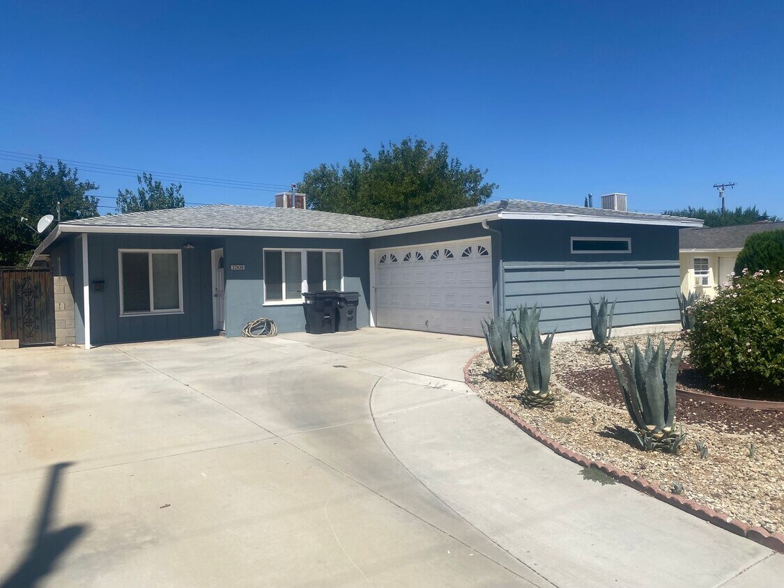 Primary Photo - Palmdale 4 bedroom