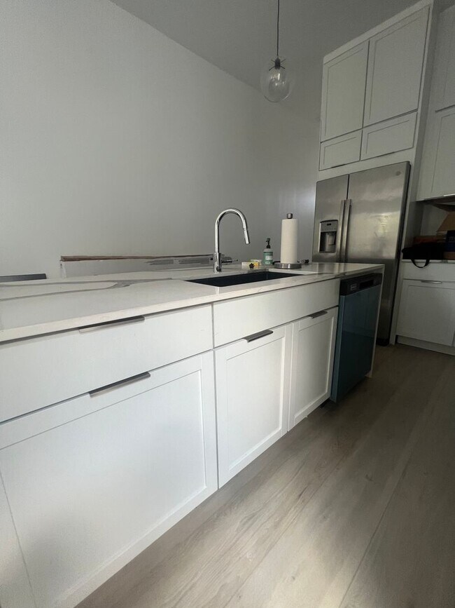 Foto del edificio - 5 BR House 1/2 block from Maple St - POOL!