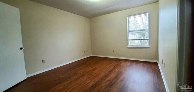 Building Photo - 425 Pine Crescent Way