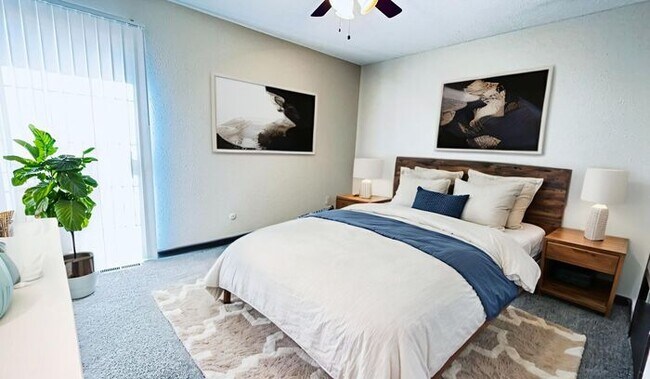 Foto del edificio - Corner Townhome with a Bedroom Balcony Overlooking Lake Tapawingo