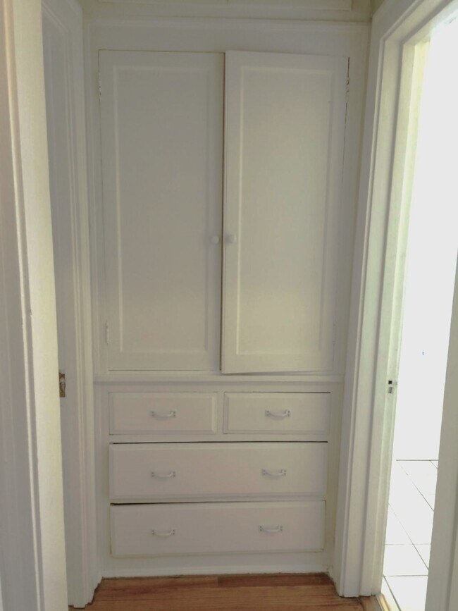 Linen Closet - 1911 W Winnemac Ave