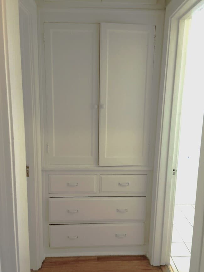 Linen Closet - 1911 W Winnemac Ave