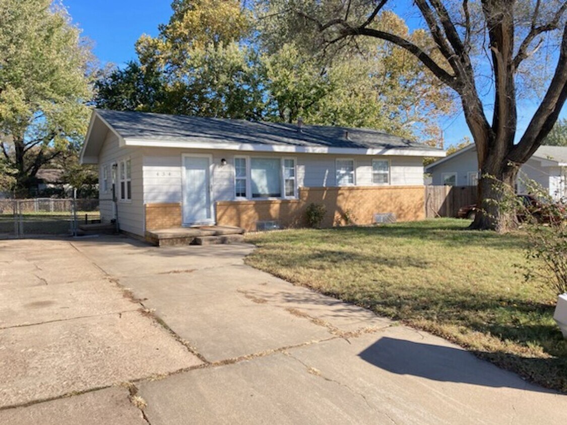 Foto principal - 3 Bedroom and 1 Bath House in Haysville