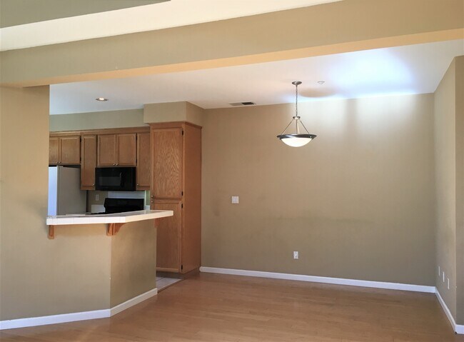 Building Photo - 211 Wildrose Common
