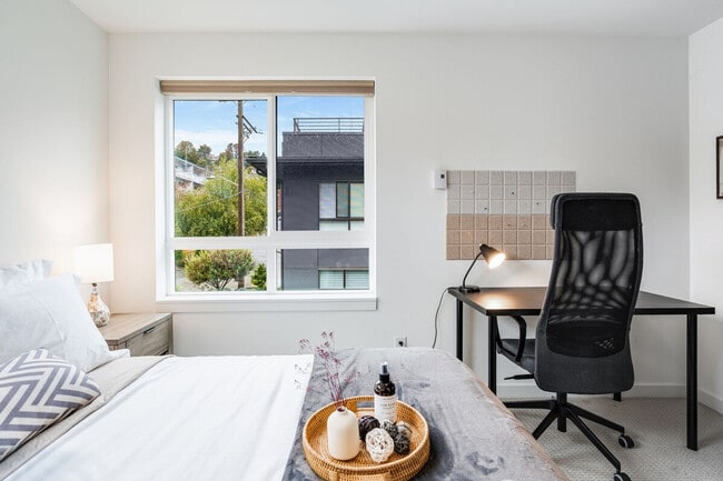 Building Photo - 724 3rd Ave N