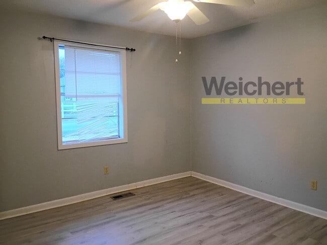 Building Photo - Convenient 3BR/1.5BA Duplex Near Schools a...