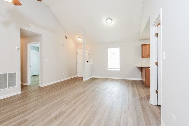 Building Photo - 1560 Wembley Dr