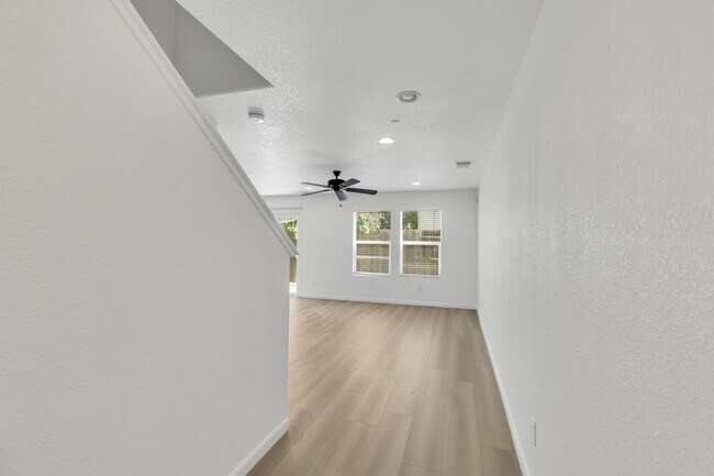 Building Photo - 8922 Great Rock Cir