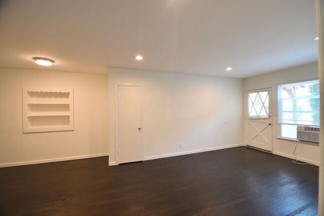 Foto del edificio - 5656 Whitsett Ave