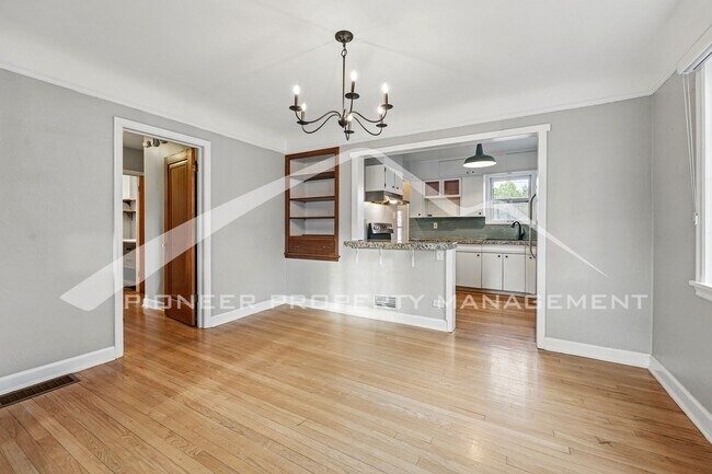 Building Photo - Charming Home with Washer/Dryer and Centra...