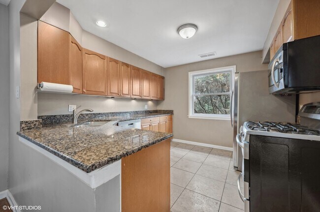Building Photo - 2110 Golf Rd