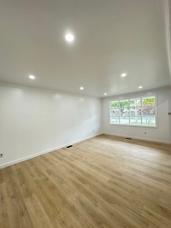 Living Room - 685 Amesbury Crt