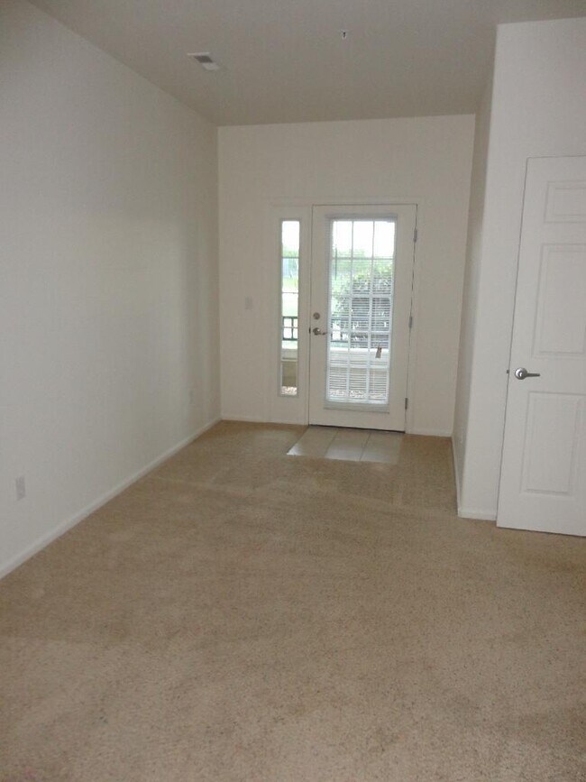 Building Photo - Beautiful 2BR/2BA Condo in Parkfield Lake!...