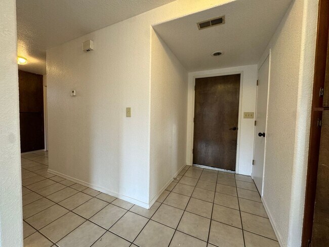 Foto del edificio - 3-bedroom, 2-bath in Sutherlin