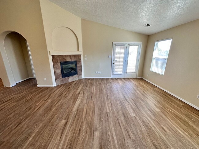 Building Photo - 3 bed 2 bath home in Huning Ranch!