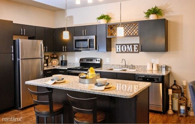 Building Photo - 1 br, 1 bath Apartment - 7695 S Winnipeg St