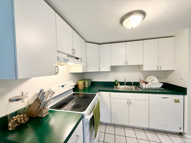 Building Photo - 139 Bradley St