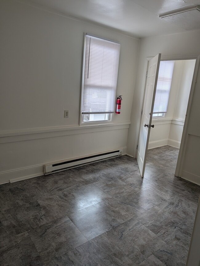 Building Photo - 560 Clinton Ct