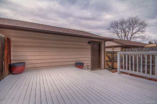 Building Photo - Updated Home in The Dam East-West!