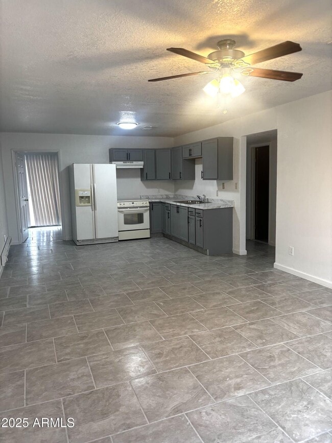 Building Photo - 2135 Hohokam Dr