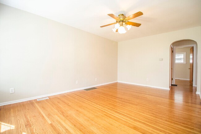 Building Photo - 315 Majestic Dr