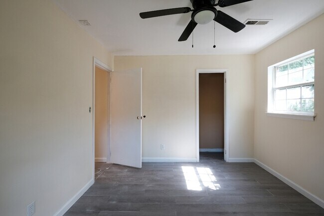 Building Photo - Spacious 4br Ranch Home