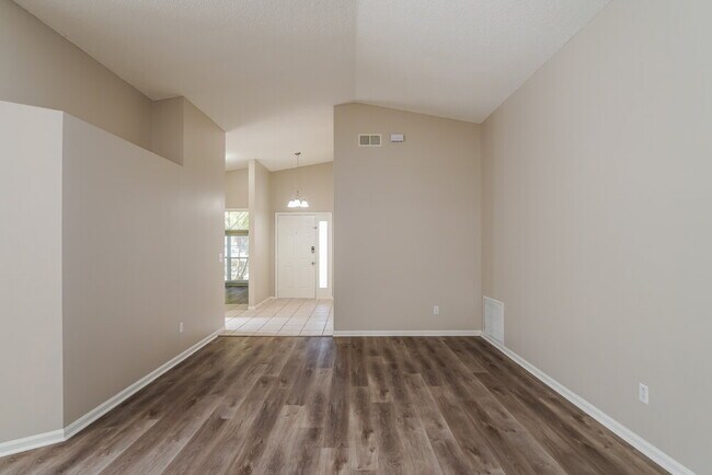 Foto del edificio - 600 Silver Birch Pl