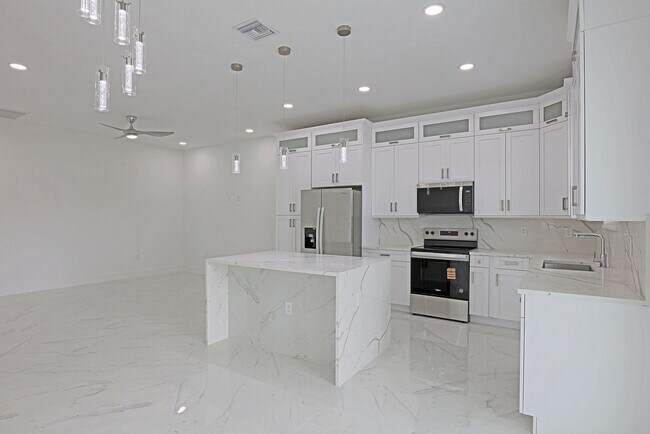 Building Photo - Duplex-929 Eisenhower Blvd Lehigh Acres, F...