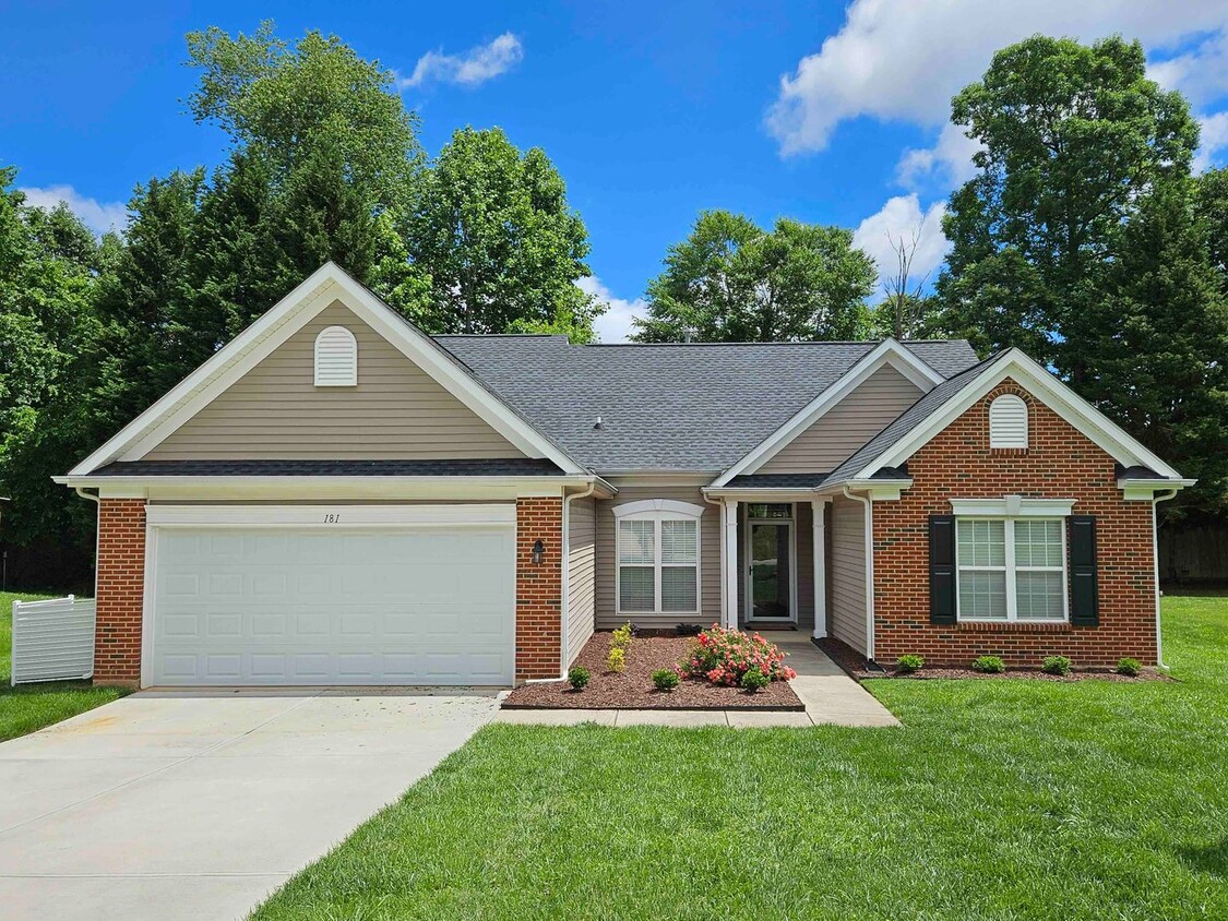 Foto principal - Troutman Area - 3 BR / 2 BA + Bonus Room &...