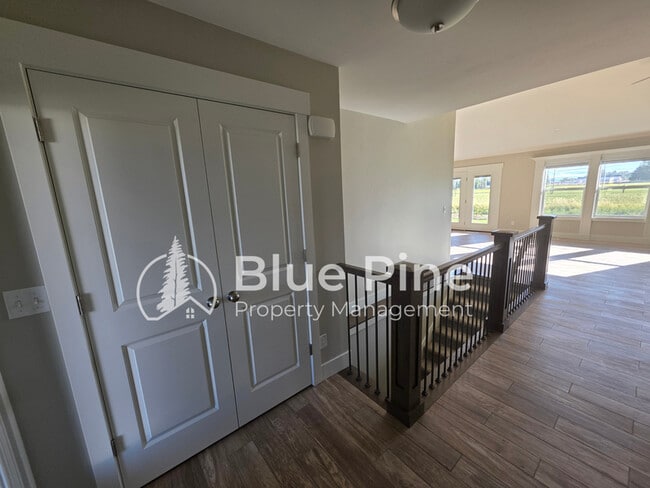 Building Photo - 4589 Blackstone Dr