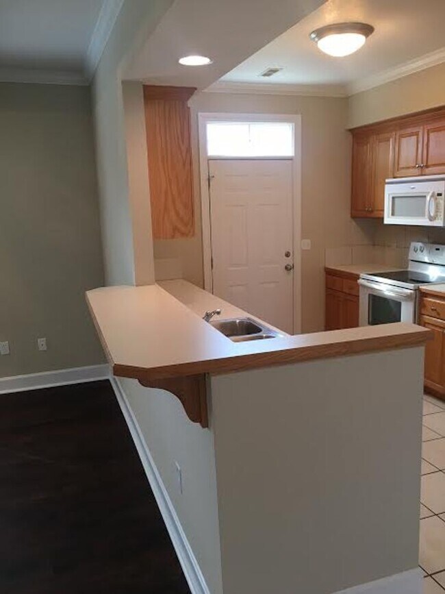 Building Photo - 4 x 3.5 single family home great for commuters!