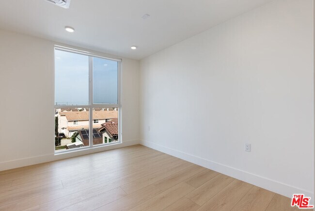 Foto del edificio - 8561 Belmont St