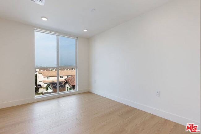 Building Photo - 8561 Belmont St