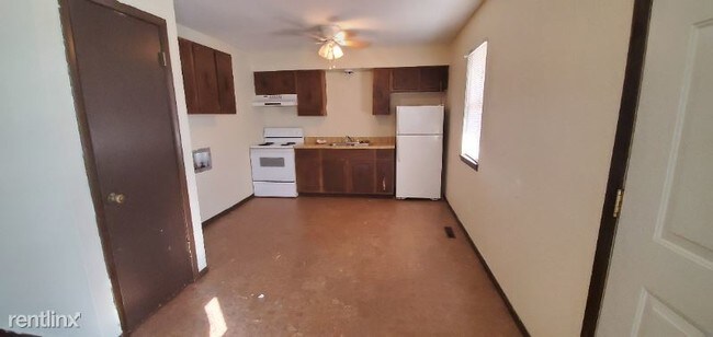 Building Photo - 2 br, 1 bath Apartment - 212 E. MAIN