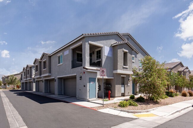 Building Photo - Stunning townhome in gated community with ...