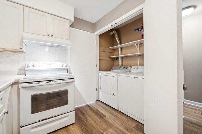 Foto del edificio - **PENDING APPLICATION** Beautiful end unit...